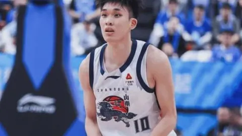 “养老院深处：温馨家园与希望之光映照”